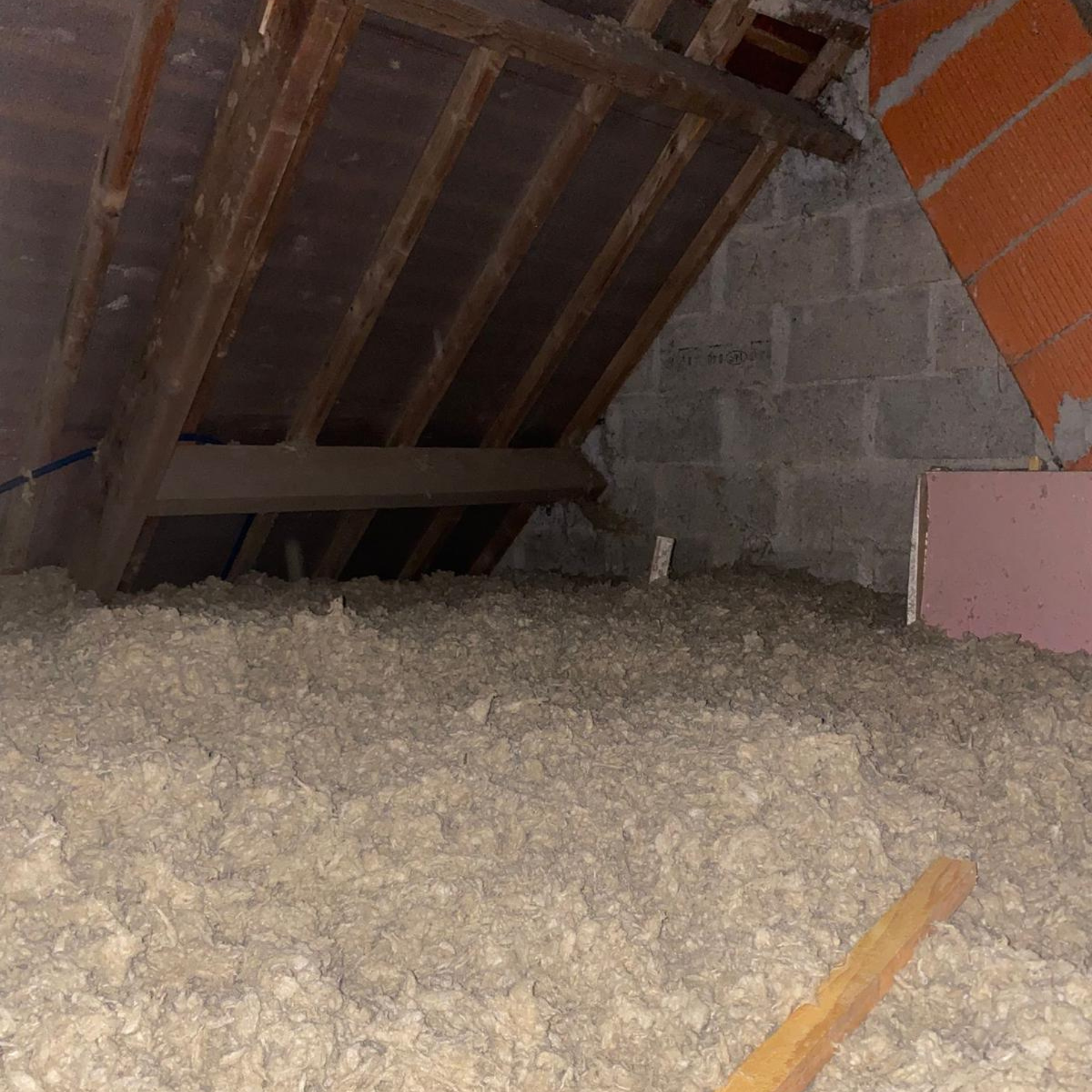 isolation du plancher des combles par soufflage