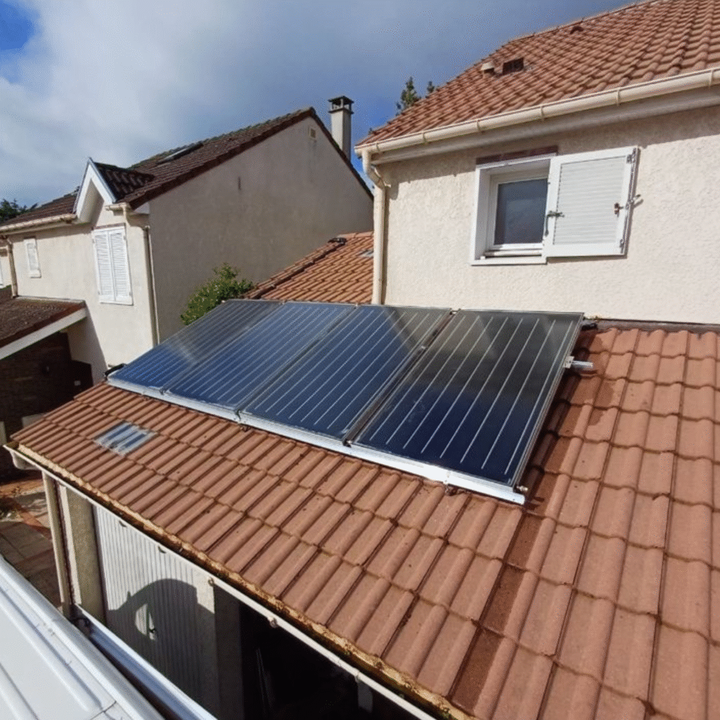 Capteurs solaires sur une toiture