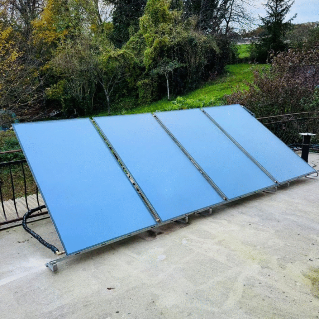 Capteurs solaires sur une toiture