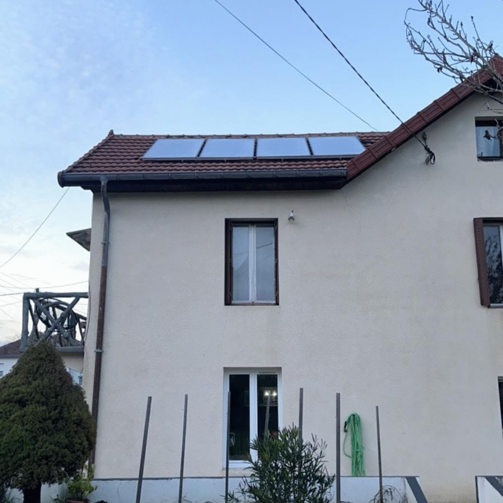 Capteurs solaires sur une toiture
