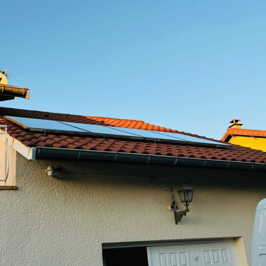 Capteurs solaires sur une toiture