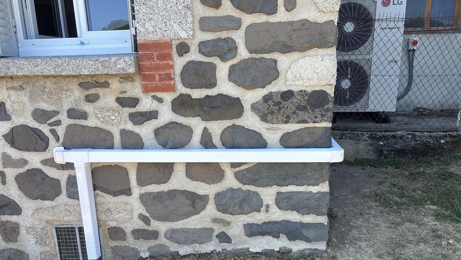 Passage de câbles en goulotte PVC — finition soignée