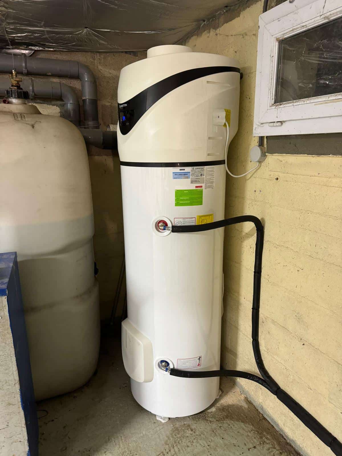 Chauffe-eau thermodynamique Ariston — vue de côté