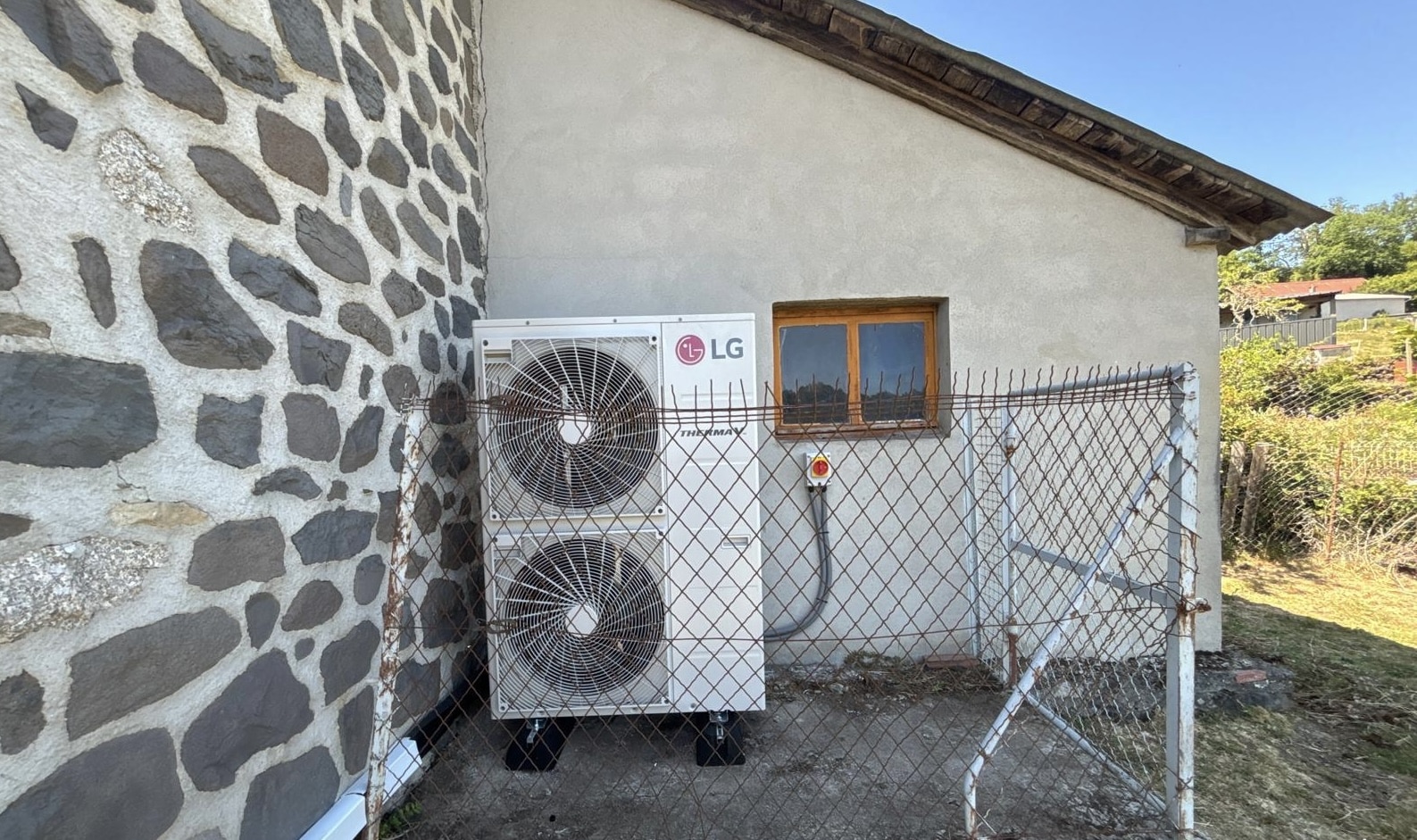 PAC air/eau LG Therma V — installation en pied de bâtiment