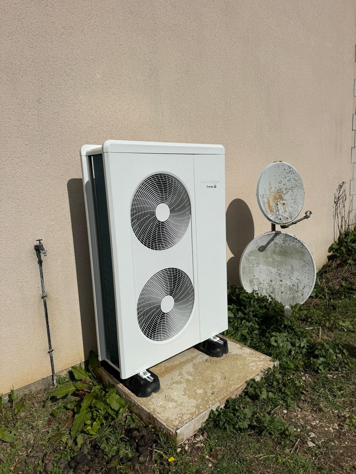 PAC air/eau Toshiba Energy — vue de trois-quarts